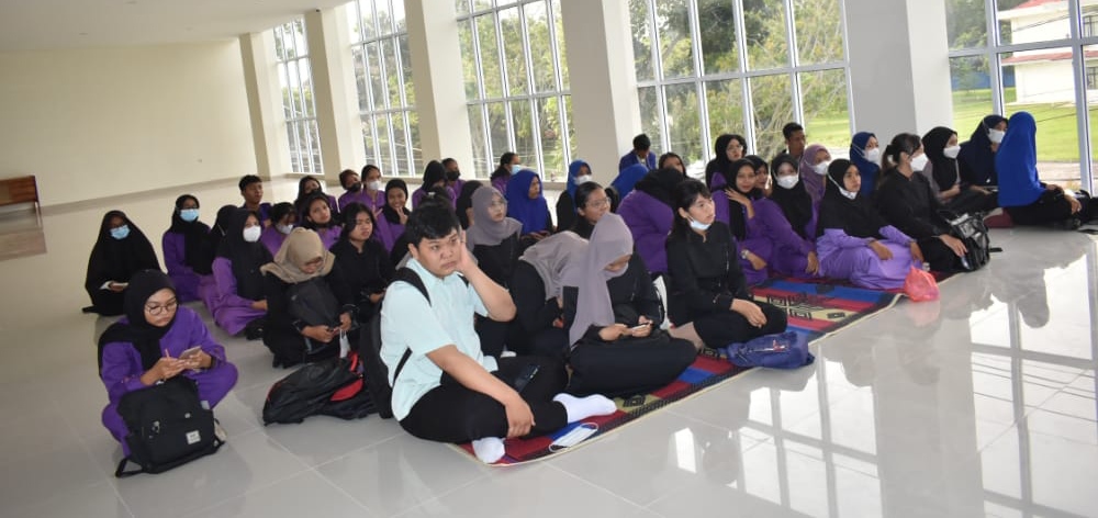 Himpunan Mahasiswa Jurusan Bahasa Politeknik Negeri Bengkalis mengikuti seminar Pekan Kreativitas Mahasiswa, yang berlangsung di Aula Gedung Baru Jurusan Bahasa Polbeng awal pekan kemarin.