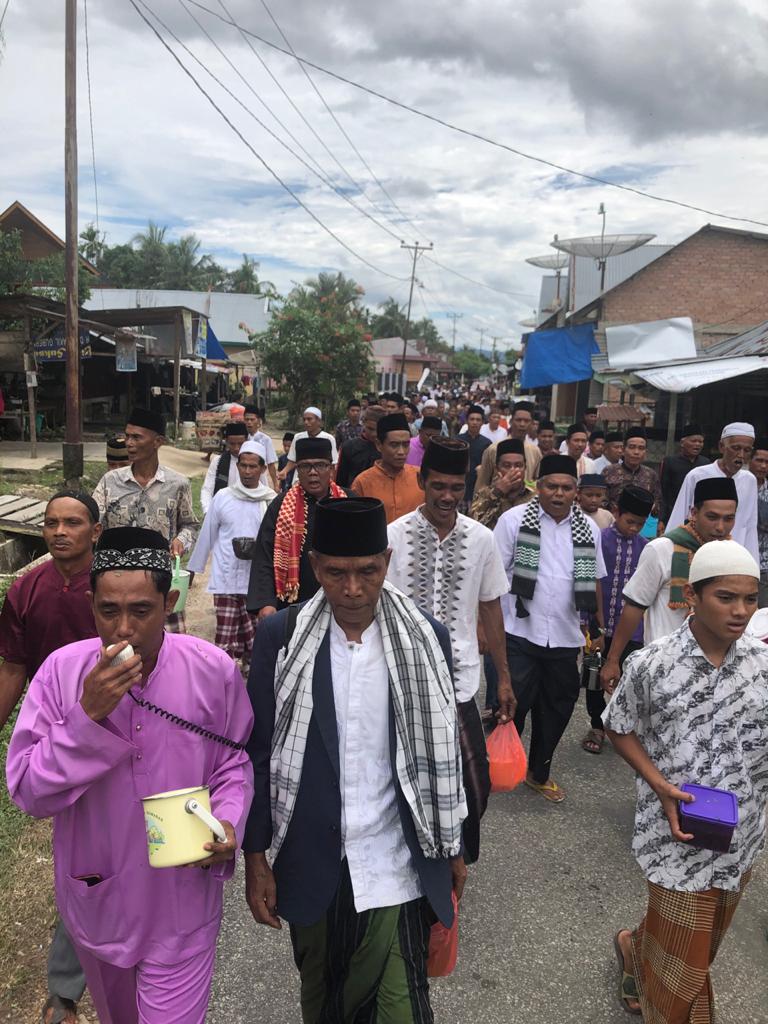 Agar wabah Covid-19 tidak masuk ke kampung, masyarakat Kenegerian Padang Sawah, Kecamatan Kampar Kiri, Kabupaten Kampar, melaksanakan ritual tolak bala,  usai salat Jumat, 3 April 2020.FOTO: warga Padang Sawah for Riaupos.co