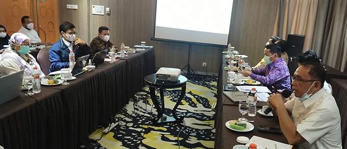 Kepala Bappeda Kampar saat Diskusi draf final penyusunan (DED) Tempat Pembuangan Akhir (TPA) Sampah Regional Pekanbaru-Kampar dan Focus Group Discussion (FGD) Rencana IndukÂ  Pembangunan Sistem Pengelolaan Air Limbah Domestik Terpusat (Rispald-T) Regional