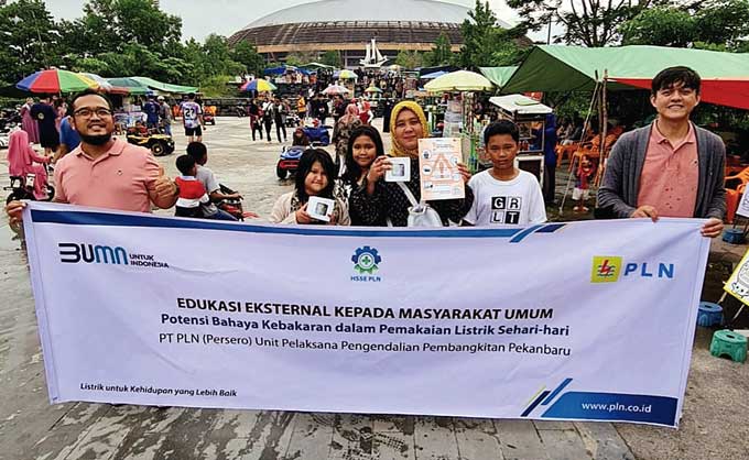 Tim K4 UPDK Pekanbaru membagikan flyer informasi bahaya kebakaran ke masyarakat.