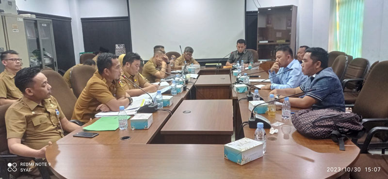 Suasana hearing Komisi IV DPRD Pekanbaru bersama Dinas PUPR, Bappeda, DLHK, dan BPKAD guna membahas RAPBD 2024 di ruang Komisi IV, Senin (30/10/2023).
