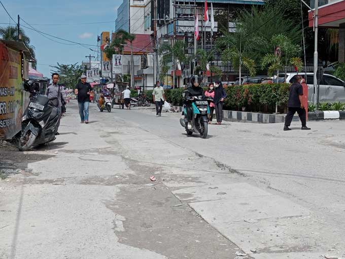 Pengguna jalan saat melintasi Jalan Teuku Umar, Kecamatan Pekanbaru Kota yang kondisinya tidak mulus dan tidak rata usai pengerjaan proyek IPAL, Senin (13/2/2023).