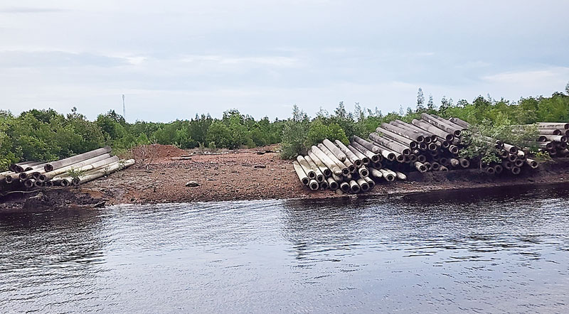 Material bangunan masih berada di  lokasi pembangunan Jembatan Selat Rengit, Kabupaten Kepulauan Meranti pascamangkrak sejak 2012 silam. Foto diambil belum lama ini.