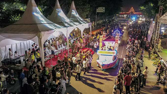 Suasana pawai takbir Hari Raya Idulfitri 1444 Hijriah di Jalan Gadjah Mada, Jumat (21/4/2023) malam.