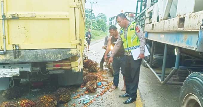 Personel unit Lantas Polsek Ukui melakukan olah TKP tabrakan truk dan minibus yang menewaskan satu orang di Jalan Lintas Timur, KM 148, Desa Ukui II, Kecamatan Ukui,  Pelalawan, Rabu (28/9/2022).
