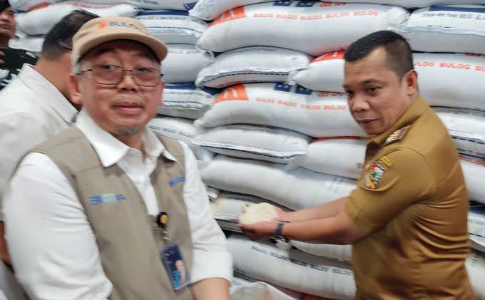 PJ Wako Pekanbaru Muflihun mengecek stok beras yang ada di gudang Buloq Jalan Jendral Sudirman, Selasa (21/2/2023).
