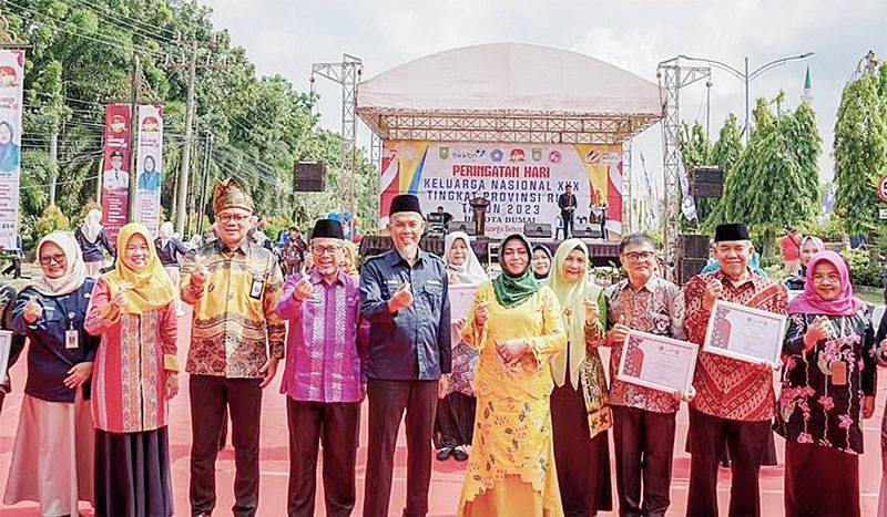 Wali Kota Dumai H Paisal bersama Asisten Pemerintahan dan Kesejahteraan Rakyat Setdaprov Riau Masrul Kasmy foto bersama dengan relawan yang terlibat dalam upaya penurunan tengkes di Kota Dumai, Senin (7/8/2023).