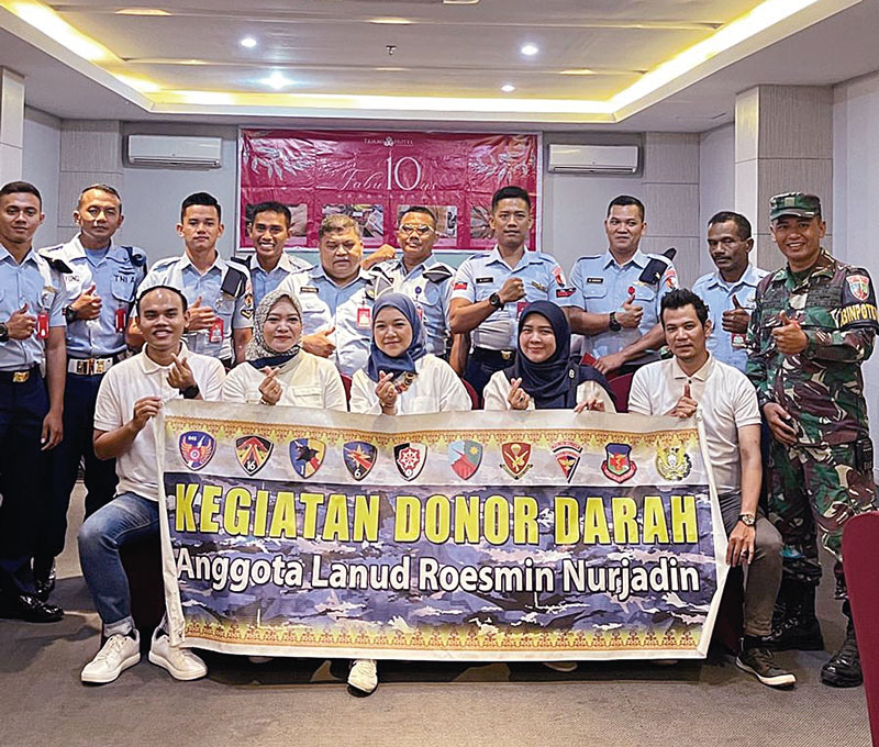 General Manager Tjokro Hotel Pekanbaru, Eny Dian Larastuti dan jajaran berfoto bersama peserta donor darah yang berasal dari Lanud Roesmin Nurjadin, di Tjokro Hotel Pekanbaru, Senin (4/9/2023).