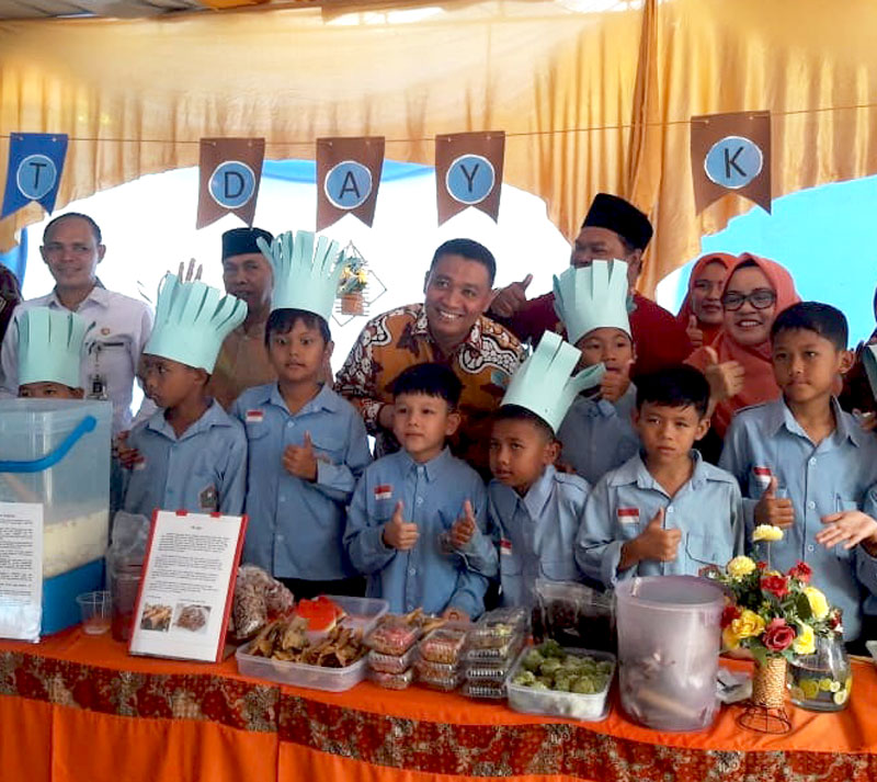 Para anak didik SD Aziziyah Pekanbaru memperlihatkan beberapa hasil produk untuk dipasarkan dalam kegiatan gelar karya P5, Rabu (22/11/2023).