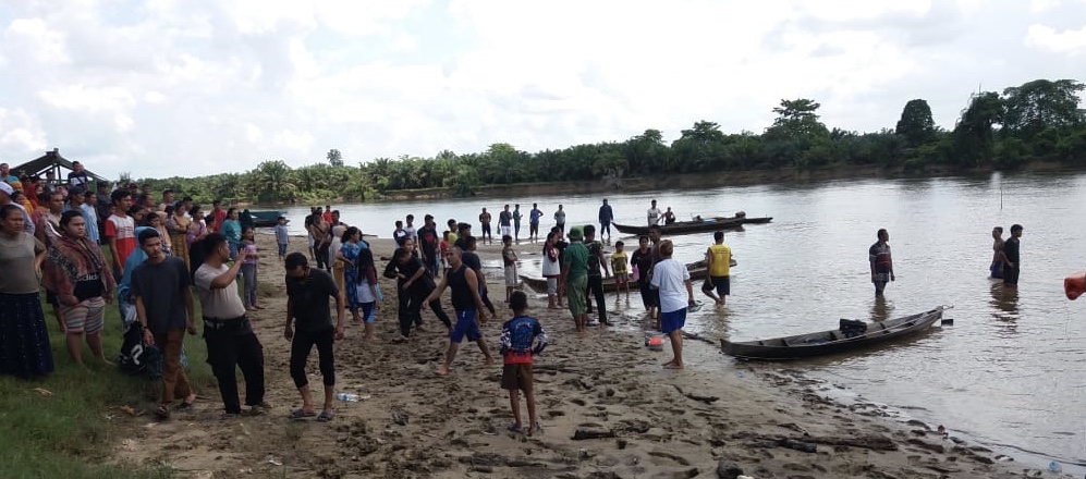 Warga mencari seorang anak dari Desa Pandau yang tenggelam di Sungai Kampar, Desa Buluhcina, Kampar, Senin (25/5/2020) sekitar pukul 11.30 WIB.(Warga Buluhcina for RIAUPOS.CO)