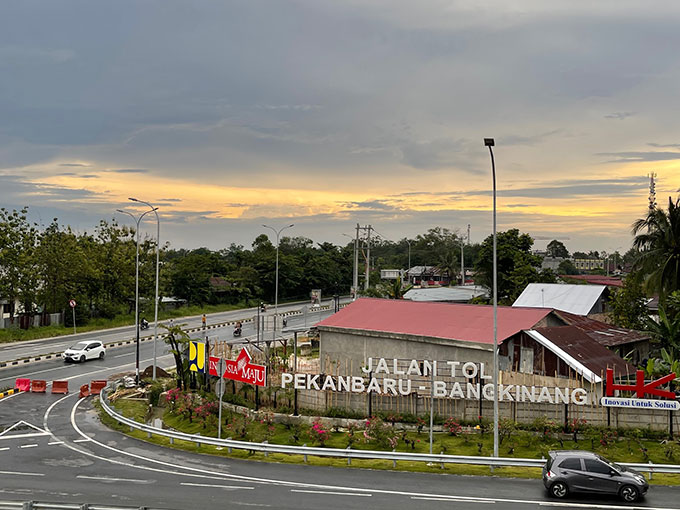 Gerbang Pekanbaru ruas Jalan Tol Pekanbaru-Bangkinang terlihat ruas jalan nasional di Rimbo Panjang, Tambang, Kampar, Selasa (20/9/2022).