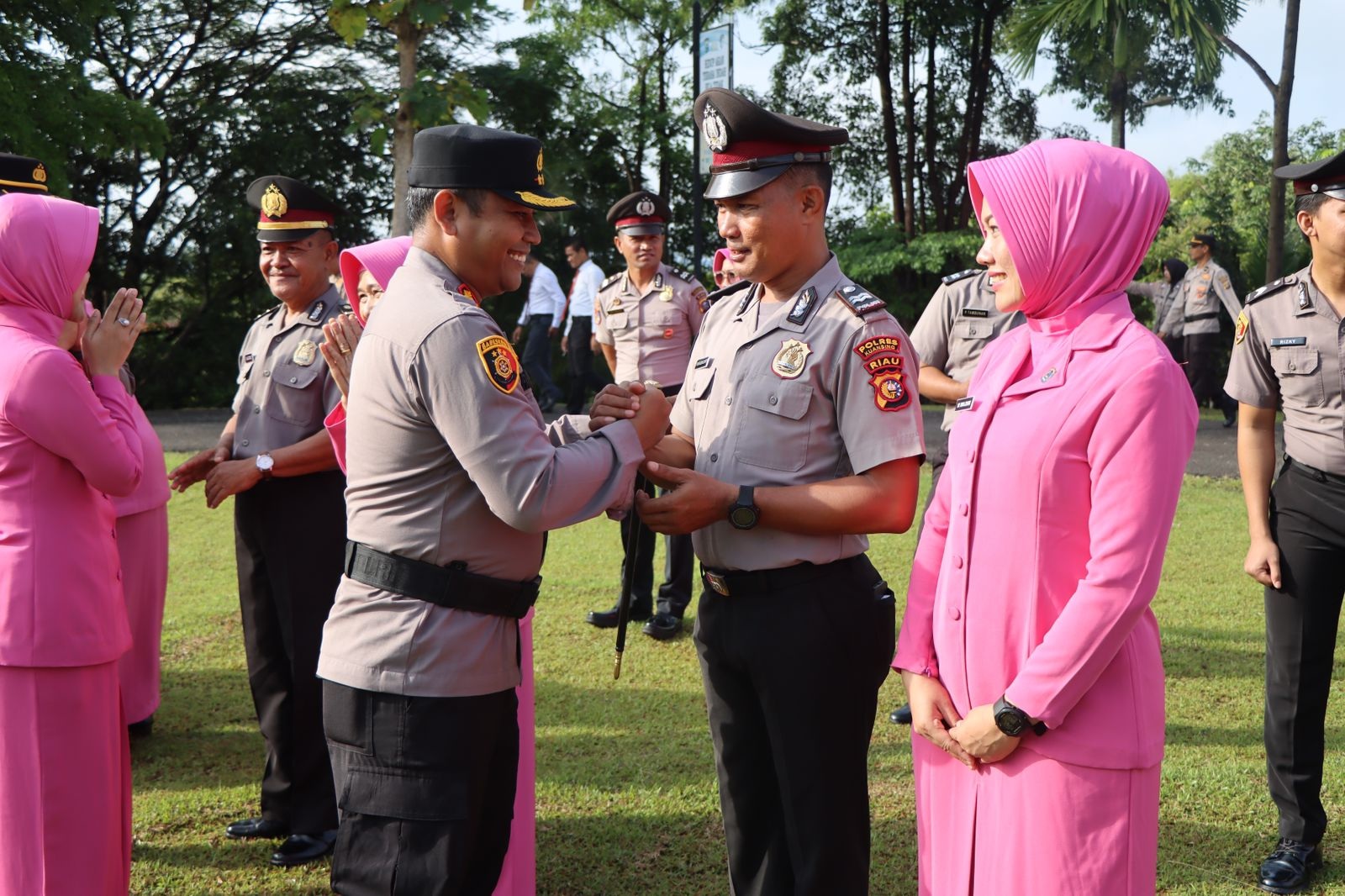 Kapolres Kuansing AKBP Pangucap Priyo Soegito SIK MH memberikan ucapan selamat pada personel yang naik pangkat, Jumat (30/6/2023) di halaman Mapolres Kuansing.