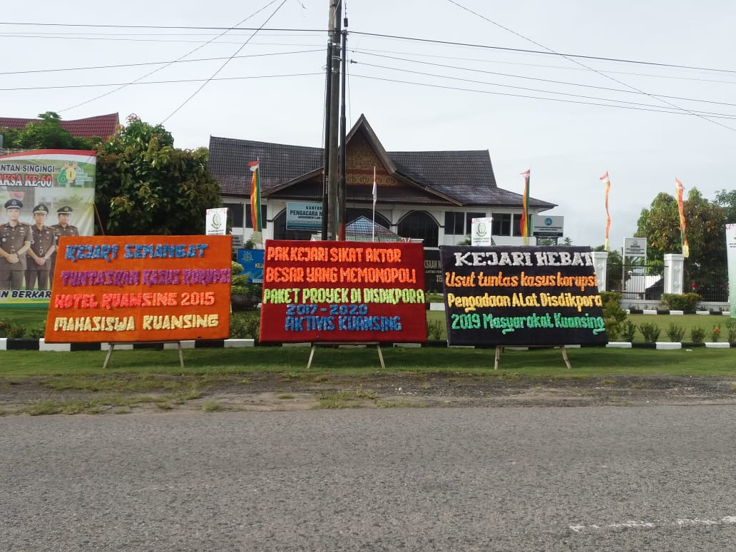 Tiga papan karangan bunga usut korupsi pagi-pagi terpajang di luar pagar Kejari Kuansing, Rabu (5/8/2020).(DESRIANDI CANDRA/RIAUPOS.CO)