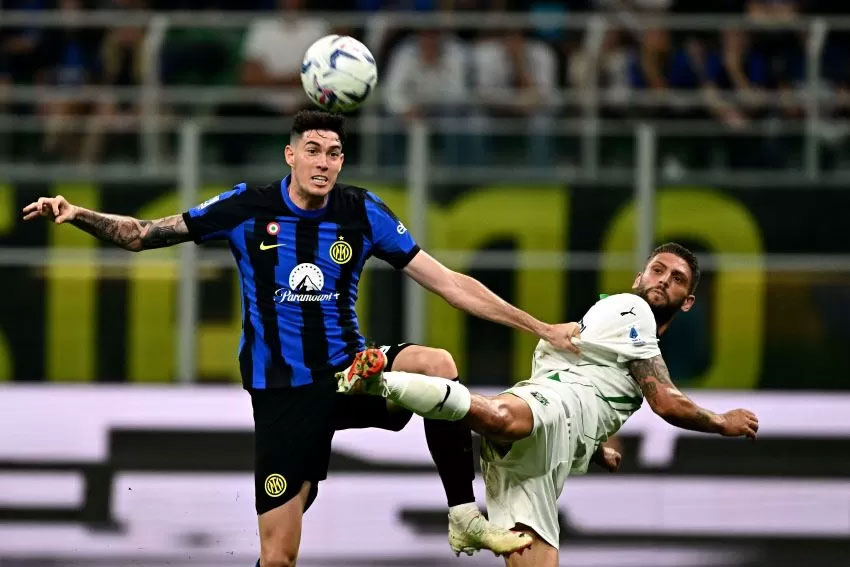 Striker US Sassuolo Domenico Berardi (kanan) berebut bola dengan bek Inter Milan Alessandro Bastoni dalam giornata keenam Serie A di Stadio Giuseppe Meazza, Kamis (28/9/2023)