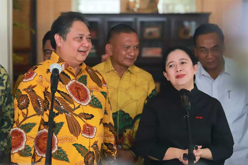 Ketum Partai Golkar Airlangga Hartarto bersama Ketua DPP PDI Perjuangan Puan Maharani saat melakukan pertemuan di kediaman Airlangga Hartarto di Jakarta, Kamis (27/7/2023).