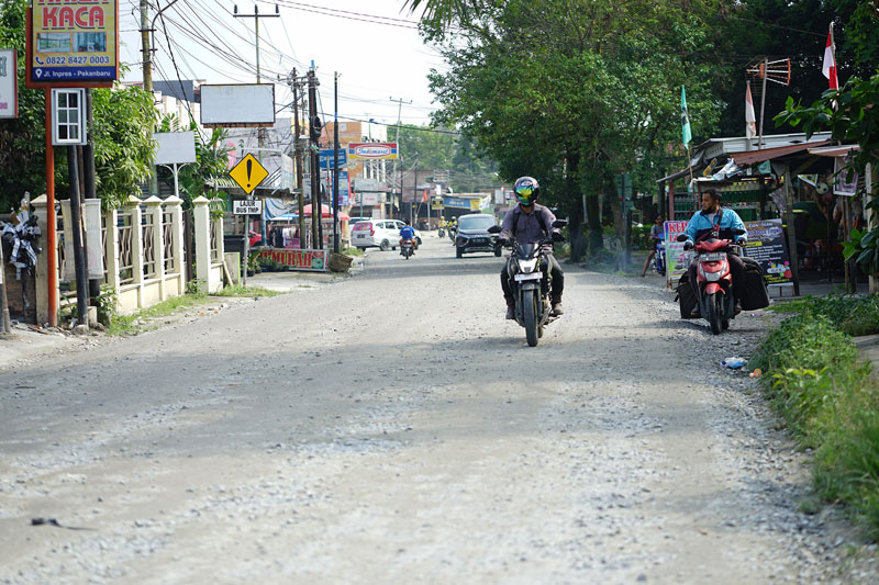 pengendara sepeda motor melintas di jalan inpres, kecamatan marpoyan damai yang tengah tahap pengerasan dan akan segera di lakukan pengaspalan ulang (overlay), selasa (22/8/2023)