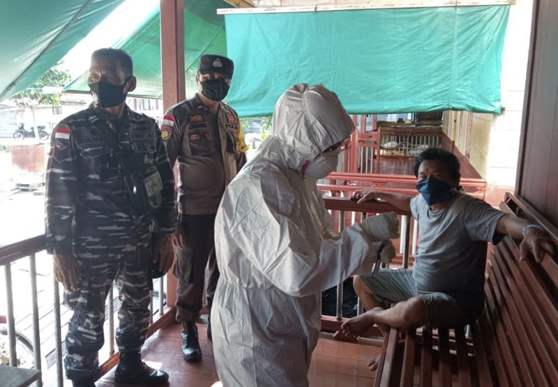 Jajaran nakes mencari kontak pasien terkonfirmasi positif Covid-19 di Kecamatan Rangsang Barat, beberapa pekan lalu.