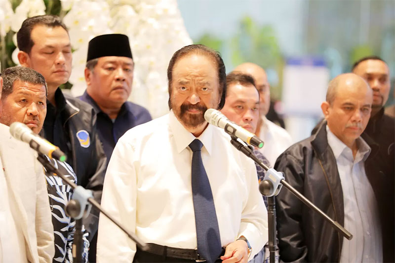 Ketua Umum Partai Nasdem Surya Paloh didampingi jajaran pengurus partai memberikan keterangan pers di Kantor DPP Partai NasDem, Jakarta, Kamis (5/10/2023).