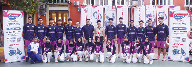 Tim basket putra dan tim dance SMA Al Azhar Syifa Budi Pekanbaru foto bersama dengan majelis guru saat roadshow Honda DBL with Kopi Good Day Riau Series di SMA Al Azhar Syifa Budi Pekanbaru, Kamis (9/11/2023).