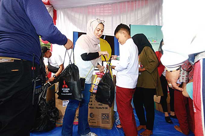 Manajemen PT MMKSI menyerahkan bantuan kepada anak-anak terdampak gempa bumi di Dusun Cugenang, Cianjur, Jawa Barat, Kamis (26/1/2023).