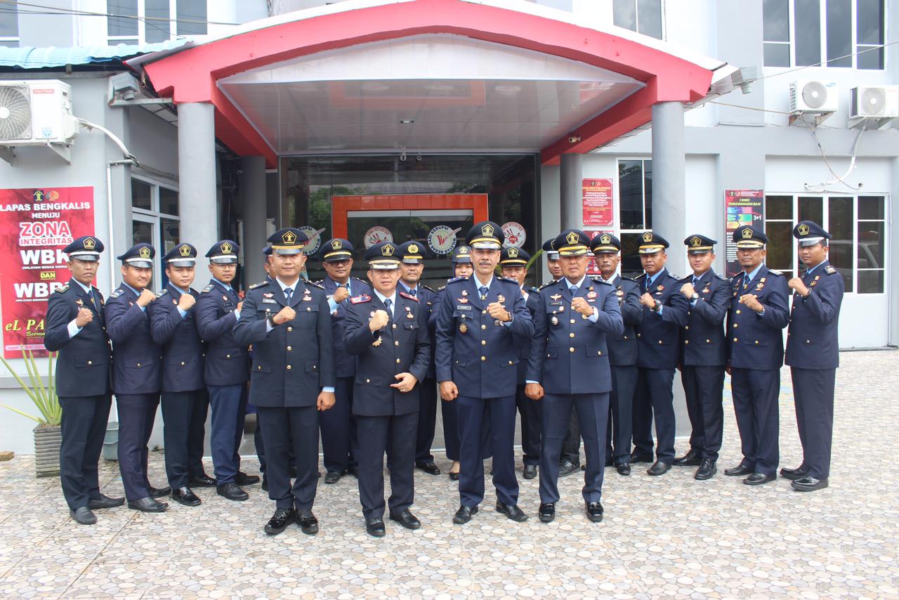 Kalapas Bengkalis Muhammad Lukman berserta jajarannya mengikuti upacara HBP ke 59 di Aula Lapas Bengkalis secara daring melalui aplikasi zoom meeting, Selasa (/5/2023).