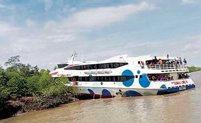 Kapal Domestik Dumai Line 9 tujuan Selatpanjang yang membawa ratusan penumpang lepas kendali dan menabrak daratan hingga terdampar di Pesisir Desa Sungai Tohor Barat, Perairan Kepulauan Meranti, Ahad (12/2/2023).