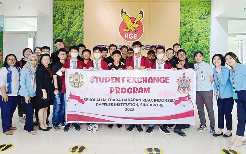 Siswa pertukaran pelajar dari Sekolah Mutiara Harapan dan Raffles Institution mengunjungi RGE Exhibition Center milik APRIL Group di Pangkalan Kerinci, Pelalawan, Riau, belum lama ini.