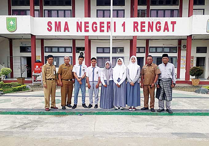 Sekretaris Komite SMAN 1 Rengat, Gatot Subroto (kanan) foto bersama dengan perwakilan siswa dan pihak Disdukcapil di sela-sela perekaman KTP-el, Senin (30/1/2023).