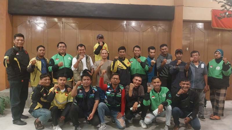 Kepala Kantor Cabang BPJS Ketenagakerjaan Dumai Legi Handoko Pasaribu foto bersama saat kopi darat bersama ojek online dalam rangka memberikan pemahaman tentang pentingnya Jaminan Sosial, Rabu (13/12/2023).