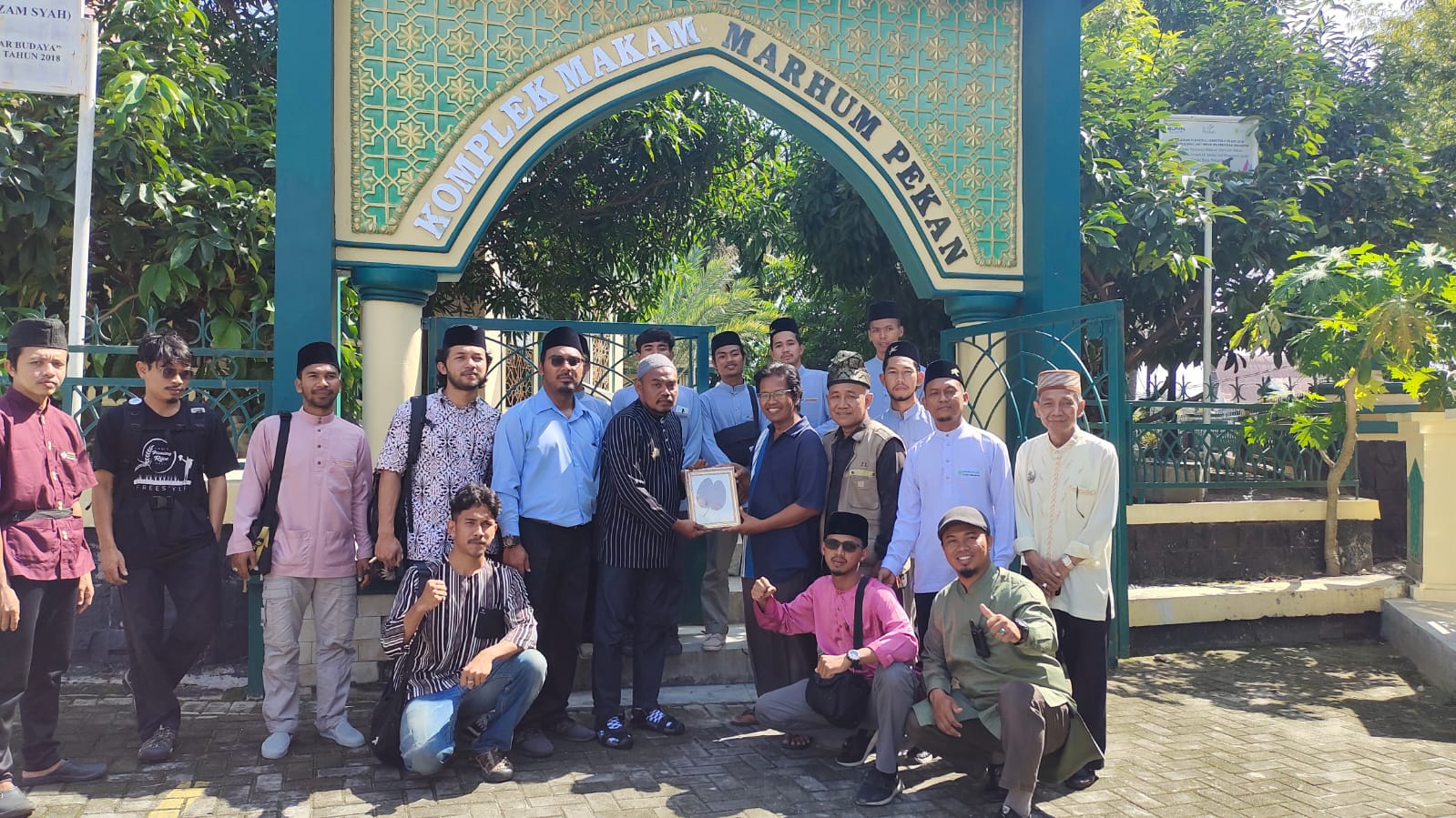 Rombongan guru-guru PPL Thailand berkunjung ke Makam Marhum Pekan di Kompleks Masjid Raya Senapelan, Pekanbaru, sebelum melaksanakan PPL ke sejumlah sekolah di Pekanbaru, Ahad (4/6.2023).