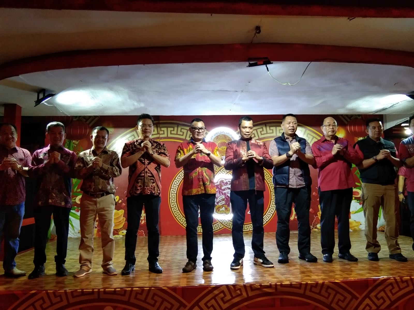 PJ Wali Kota Pekanbaru Muflihun (tengah) didampingi Ketua PSMTI Riau Stephen Sanjaya (lima kiri) tampak foto bersama saat merayakan detik-detik pergantian tahun baru Imlek di Jalan Karet, Ahad (22/1/2023) dini hari.