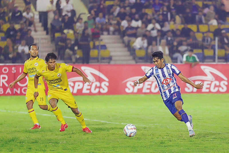 PSPS saat menghadapi Semen Padang di Stadion Kaharuddin Nasution, beberapa waktu lalu. Mulai Rabu (11/10/2023), PSPS kembali melakukan latihan pascadipecatnya pelatih Jan Saragih.