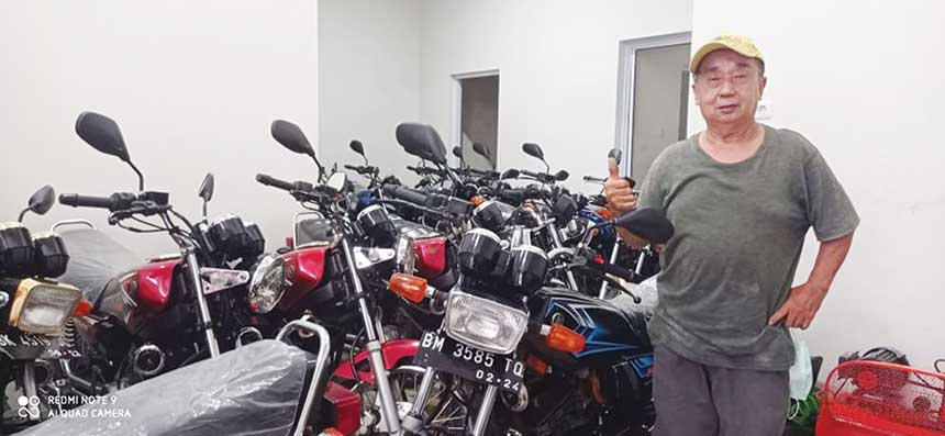 Kolektor motor RX King, Antony, saat bersama koleksi motornya, Sabtu (6/8/2022).