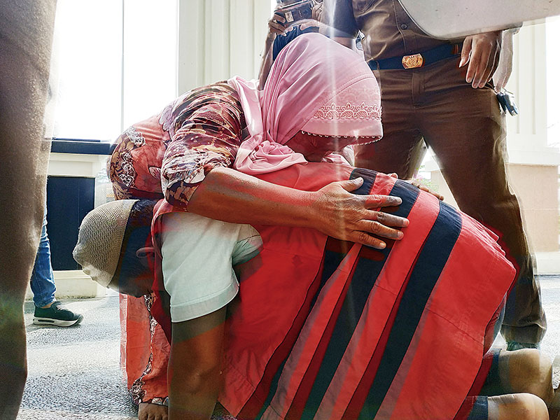 Irwan terpidana pembakar lahan langsung sujud syukur dan mencium kaki ibunya setelah vonis Majelis Hakim PN Pasirpengaraian, Senin (2/3/2020). (ENGKI PRIMA PUTRA/RIAU POS)