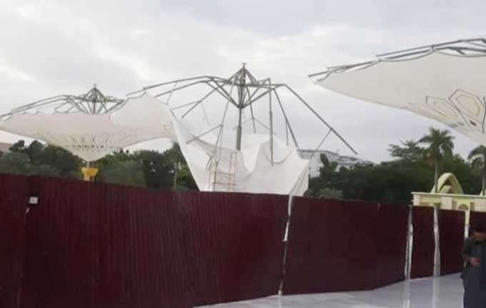 Payung elektrik Masjid Raya An-Nur mengalami kerusakan pascaditerpa angin kencang pada Sabtu (25/3/2023).