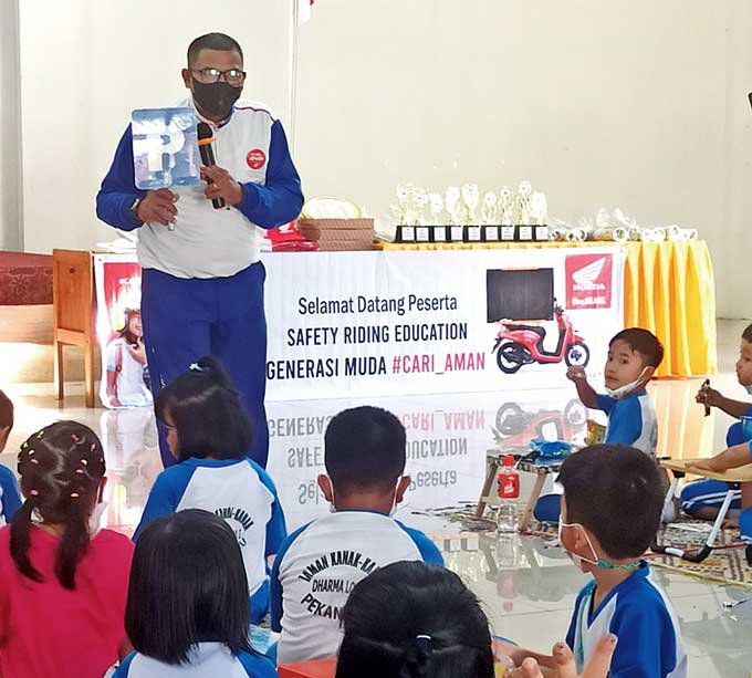Siswa TK Dharma Loka Pekanbaru tampak antuÂ­sias dan semangat melihat edukasi keselamatan lau lintas yang ditaja oleh PT Capella Dinamik Nusantara (PT CDN) bersama PT AHM di sekolah mereka, belum lama ini.