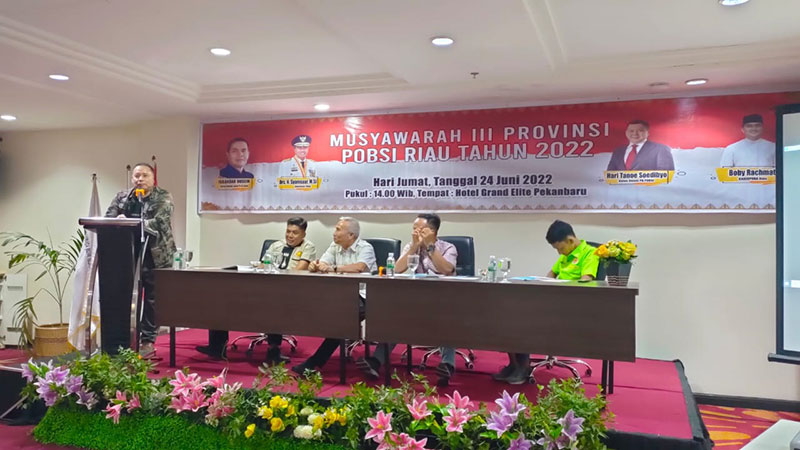 Haris Kampay saat memberikan sambutan usai terpilih secara aklamasi pada Musprov Persatuan Olahraga Biliar Seluruh Indonesia (POBSI) Riau di Hotel Grand Elite,Jumat (24/6/2022).