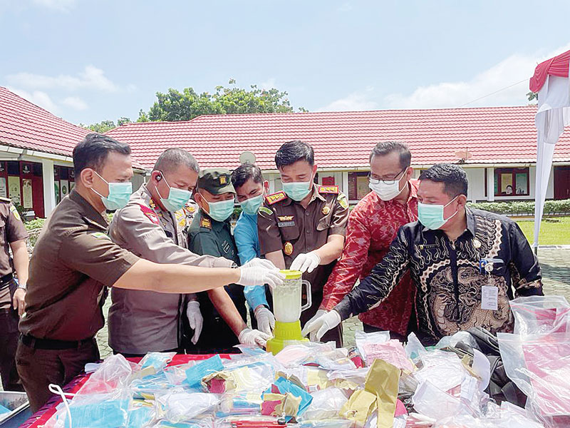 Kepala Kejari Pelalawan M Nasir SH MH bersama Kapolres Pelalawan AKBP Suwinto SH SIK, perwakilan Dinas Kesehatan, BNNK Pelalawan melakukan pemusnahan barang bukti kejahatan di halaman Kantor Kejari Pelalawan, Kamis (26/10/2023).