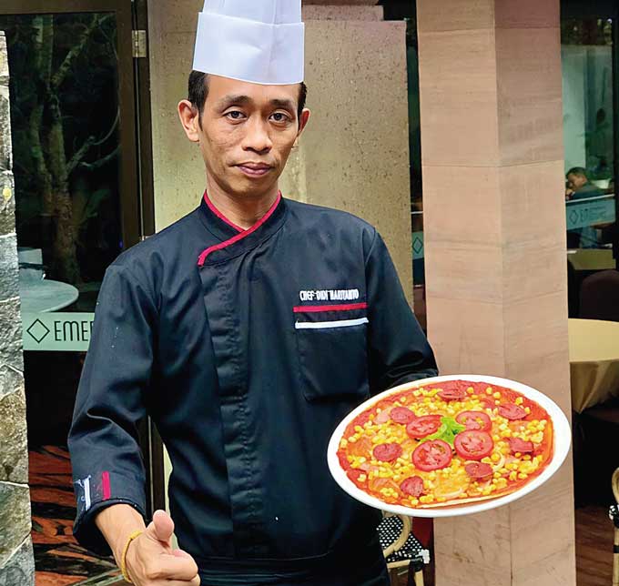 Chef Emersia Hotel menunjukkan makanan yang disiapkan di Songket Lounge, baru-baru ini.