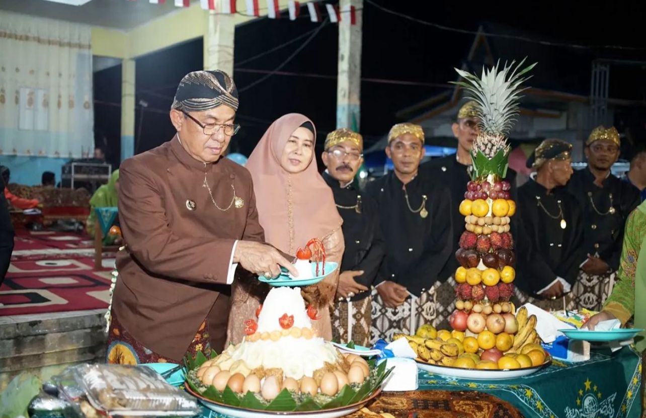 Bupati Inhil HM Wardan dan istri saat pembukaan Pagelaran Grebeg Suro dan Kirab Budaya ke-17 Kecamatan Kempas, Inhil, di penghujung Agustus 2022.