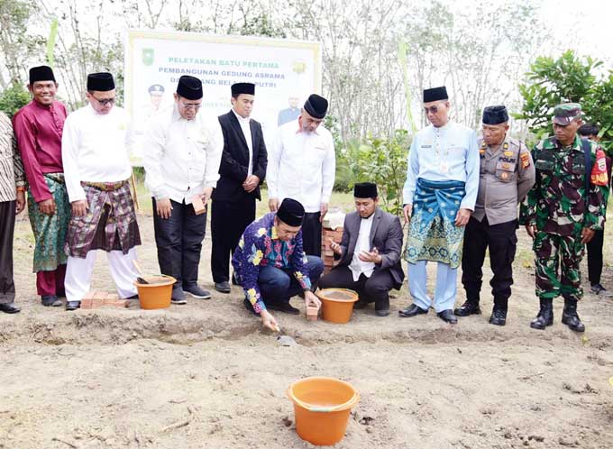 Gubernur Riau  Syamsur meletakkan batu pertama pembangunan asrama dan ruang belajar putri PPTQ Terpadu Ibadurrahman di Dusun Belading, Desa Petani, Kecamatan Bathin Solapan, Sabtu (7/1/2023).