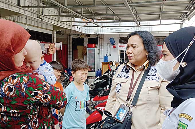 Tim gabungan melaÂ­kukan pemeriksaan dan pendataan para pengungsi yang ditampung di salah satu Community House yang ada di Pekanbaru,  Rabu (8/3/2023).