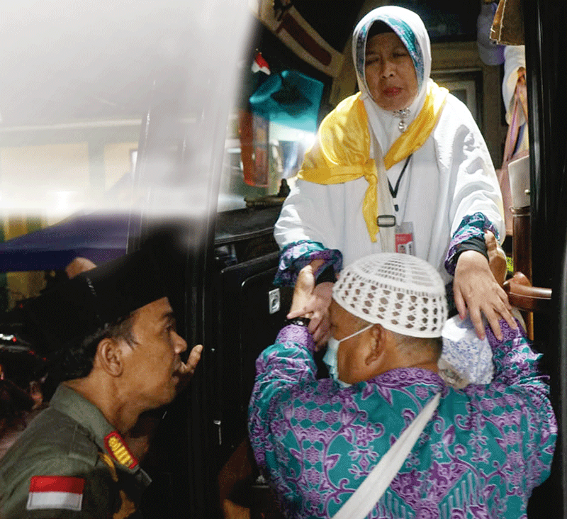 Jemaah haji Riau Kelompok Terbang 32 BTH turun dari bus saat tiba di Debarkasi Haji Antara Riau Jalan Mekarsari, Pekanbaru, Kamis (3/8/2023).