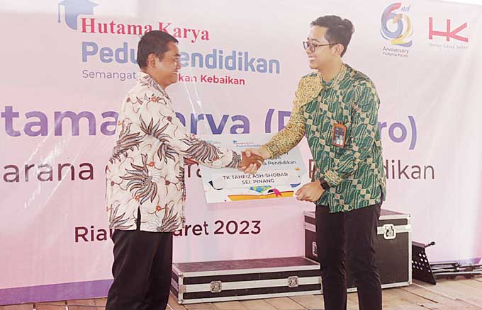 Plt Kepala Produksi PT Hutama Karya Unit Pekanbaru-Bangkinang Tunggal Bagas Yuliawan memberikan bantuan secara simbolis kepada TK Tahfiz Ash-Shobar, Sungai  Pinang, Kamis (16/3/2023).