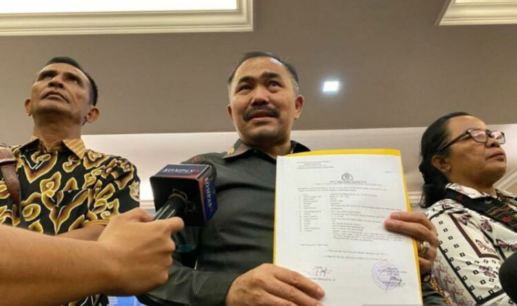 Kuasa hukum Brigadir J, Kamaruddin Simanjuntak bersama kedua orangtua Brigadir J melaporkan Ferdy Sambo CS ke Polres Jakarta Selatan, Jakarta, Rabu (15/2/2023).