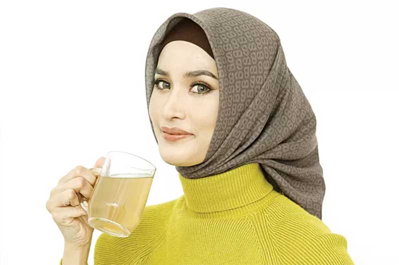 Sabrina Vira meminum air rendaman kunyit putih yang telah direbus. Kunyit putih berkhasiat mengatasi gangguan haid dan keputihan.