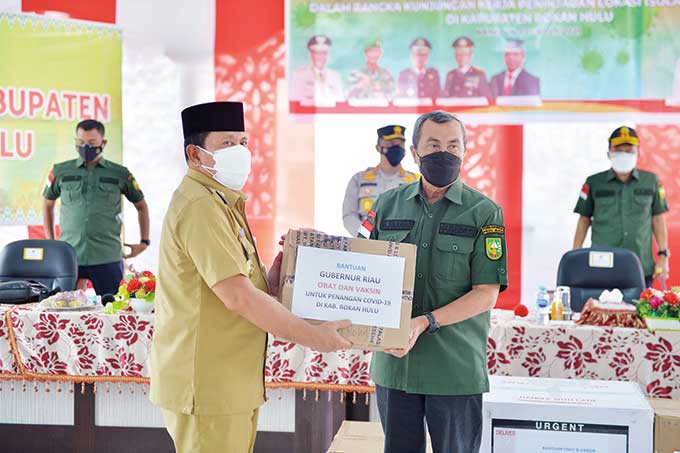 Bupati Rohul H Sukiman (kiri) menerima bantuan obat-obatan dan peralatan bahan medis habis pakai dari Gubernur Riau H Syamsuar dalam kunjungan kerja ke Rohul, Kamis (19/8/2021).