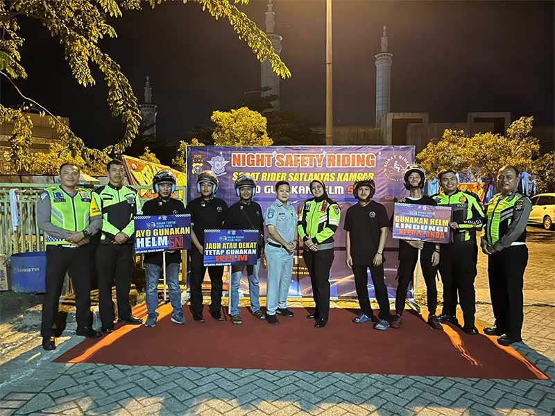 Kasat Lantas Polres Kampar AKP Viola Dwi Anggraini bersama Jasa Raharja Bangkinang membagikan kaus dan helm SNI kepada Sobat Rider Polres Kampar, Sabtu (18/11/2023) malam.
