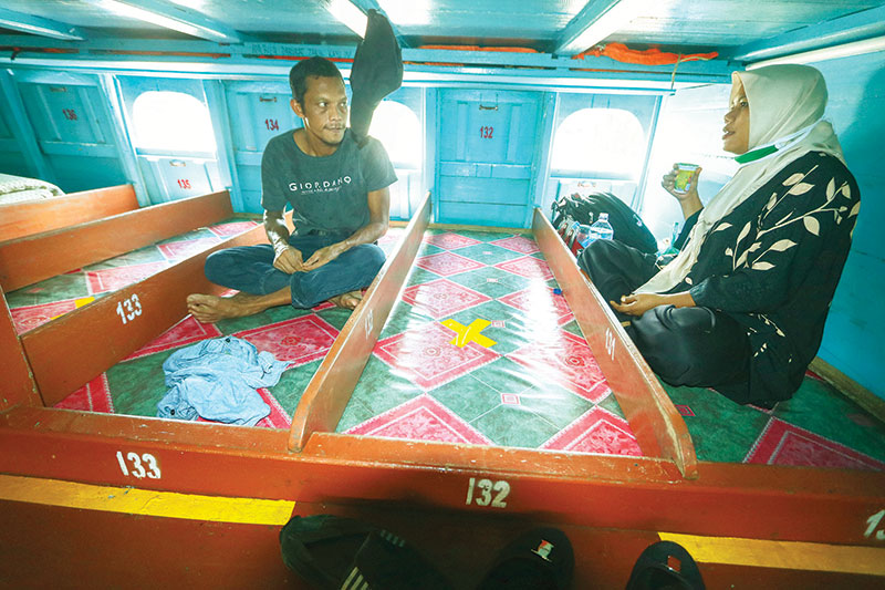 Penumpang diberi pembatas untuk menjaga jarak saat menaiki Kapal Jelatik di Pelabuhan Sungai Duku Pekanbaru, Selasa (9/6/2020). (EVAN GUNANZAR/RIAU POS)