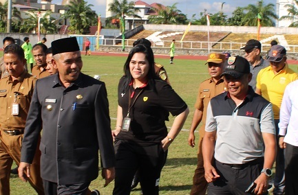 Pj Bupati Kampar Kamsol didampingi Dandim 0313/KPR Letkol Arh Muliyadi saat pembukaan Liga Santri memperebutkan piala KSAD di Stadion Bangkinang, belum lama ini.